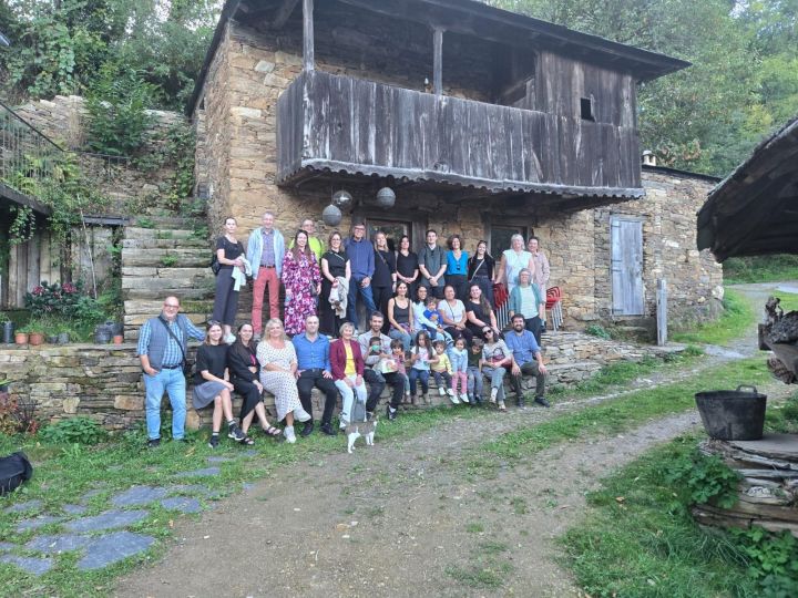 Expertos de sete países europeos visitan en Navia de Suarna o proxecto de repoboación rural impulsado por Óliver Laxe